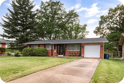 1421 Forest Green Ct, Saint Louis, MO 63130