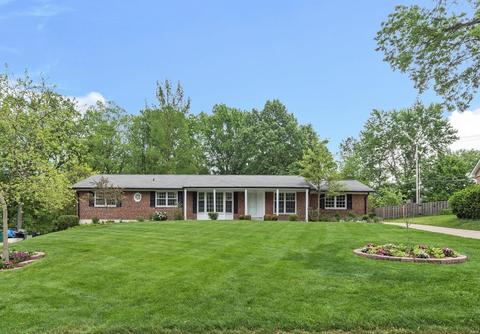 869 Rampart Dr, Warson Woods, MO 63122