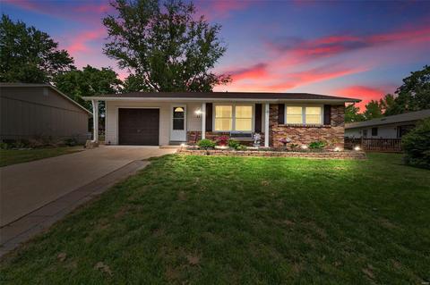 11 Country Hill Rd, Saint Peters, MO 63376