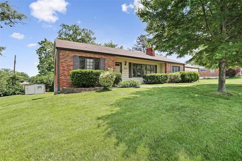 8808 Watson Woods Ct, Saint Louis, MO 63126