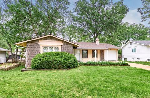 389 Messina Dr, Ballwin, MO 63021