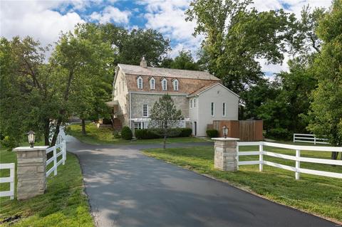 51 S Woods Mill Rd, Chesterfield, MO 63017
