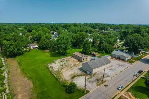 975 Lindenwood Ave, Saint Charles, MO 63301