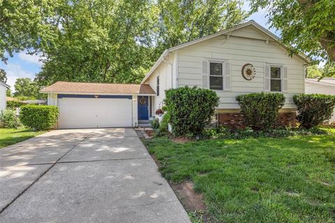 4008 San Fernando Ln, Saint Charles, MO 63304