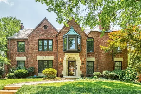 7510 York Dr, Saint Louis, MO 63105