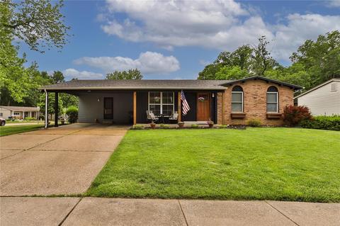 1452 Noche Ln, Fenton, MO 63026