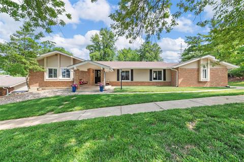 700 Guenevere Dr, Ballwin, MO 63011
