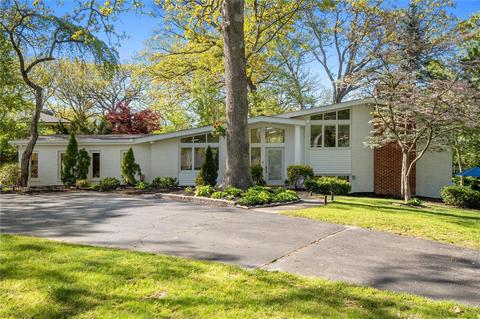 5 Sackston Woods Ln, Creve Coeur, MO 63141