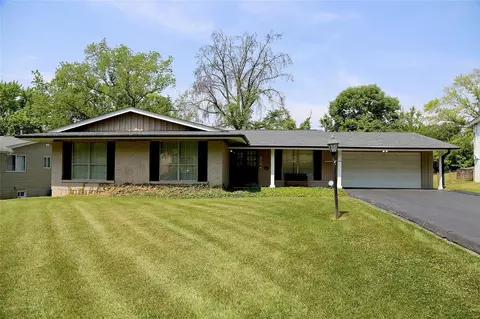 1401 Orchard Lakes Dr, Saint Louis, MO 63146