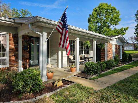 341 Country Club Dr, Ballwin, MO 63011