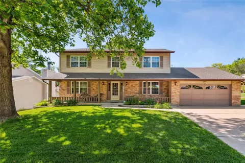 877 San Sebastian Dr, Fenton, MO 63026