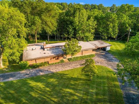 1960 Rayner Rd, Saint Louis, MO 63122