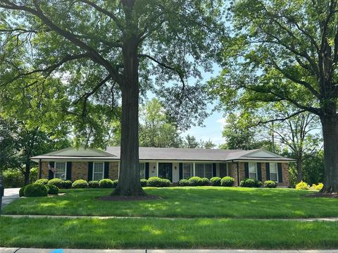 238 N Greentrails Dr, Chesterfield, MO 63017
