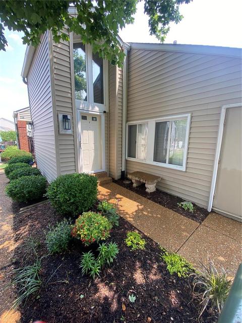 736 Ridgeview Circle Ln, Ballwin, MO 63021