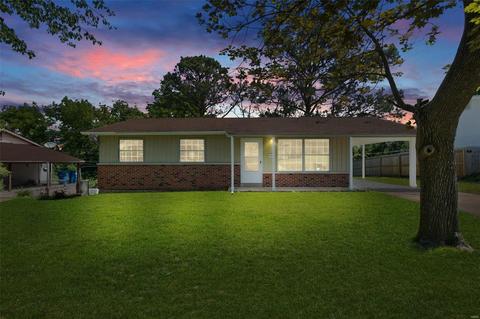 3919 Southern Aire Dr, Saint Louis, MO 63125