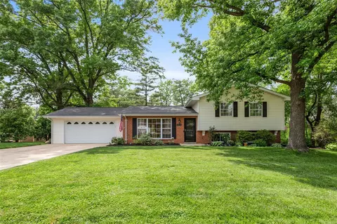 1415 Ridgefield Dr, Des Peres, MO 63131