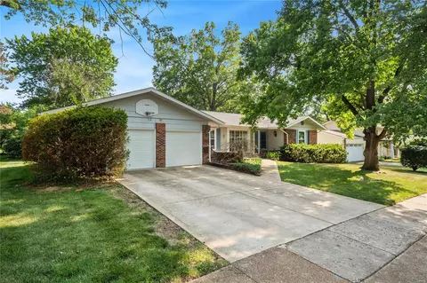 332 Sorrento Dr, Ballwin, MO 63021 photo 2