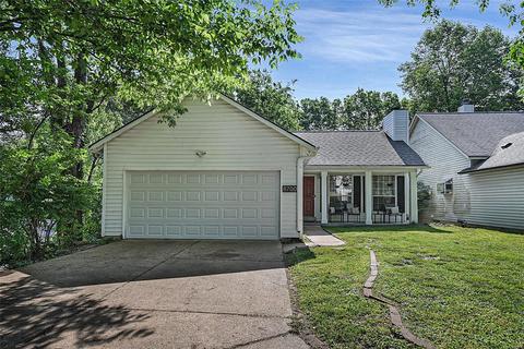 8700 Garden Ct, Saint Louis, MO 63144