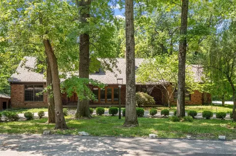 9 Sumac Ln, Ladue, MO 63124