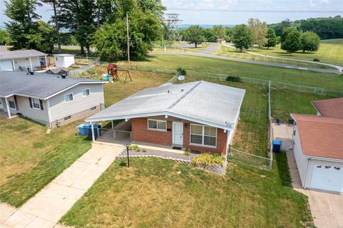 2755 Dove Dr, Florissant, MO 63031