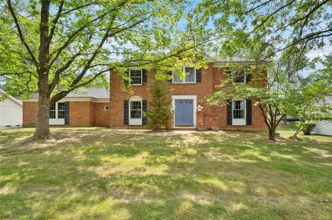 16026 Hunters Way Dr, Chesterfield, MO 63017