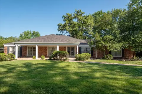 14125 Forest Crest Dr, Chesterfield, MO 63017