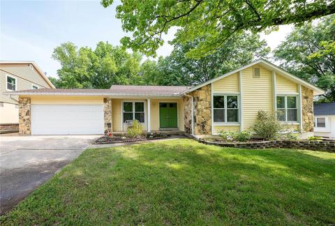 5 Greenfield Dr, Saint Peters, MO 63376