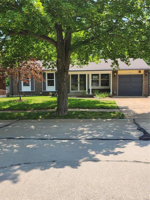 1462 Friar Tuck Ln, Saint Louis, MO 63125