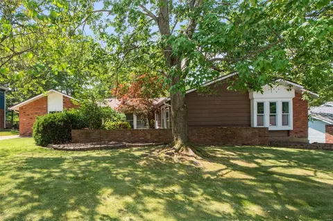 484 Maymont Dr, Ballwin, MO 63011