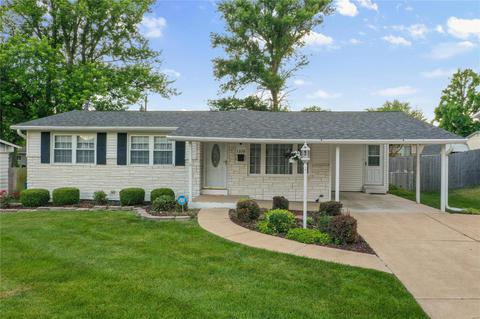 1370 Tahoe Dr, Florissant, MO 63031