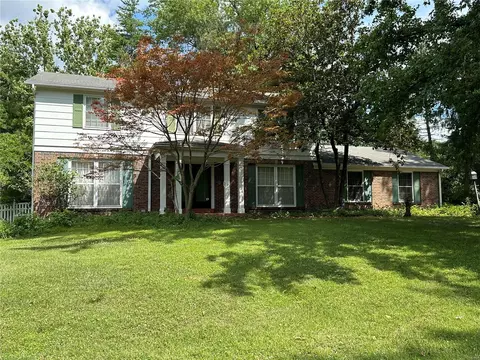 816 Angleterre Dr, Creve Coeur, MO 63141