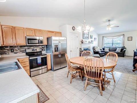 475 Chatham Dr, O'fallon, MO 63366 photo 2