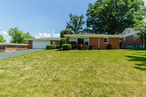 2818 Elm St, Saint Charles, MO 63301