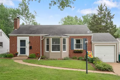 217 Carmel Dr, Saint Louis, MO 63119