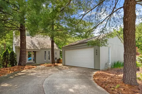909 Woodside Village Ln, Manchester, MO 63021