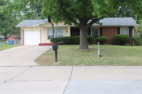 2565 Dresden Dr, Florissant, MO 63033