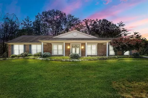 14082 Agusta Dr, Chesterfield, MO 63017