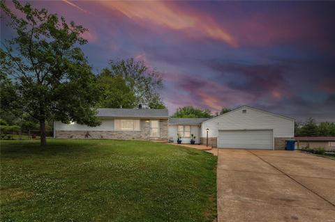210 Streiff Ct, Ballwin, MO 63021