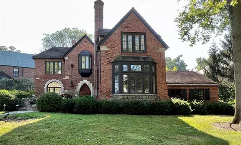 10 Lake Forest Dr, Richmond Heights, MO 63117