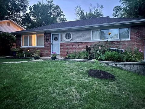 8734 Glenwood Dr, Saint Louis, MO 63126
