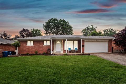 819 Walden Dr, Saint Louis, MO 63125