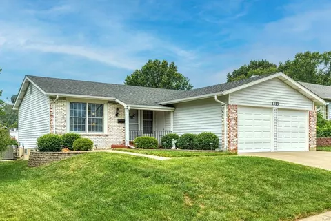 1313 Woodpath Dr, Florissant, MO 63031