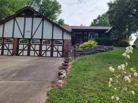 21 Marquette Dr, Lake Saint Louis, MO 63367