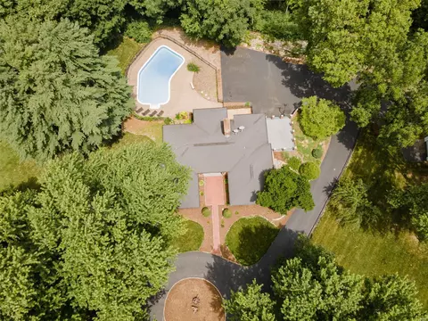 10 Carrico Oaks Ct, Florissant, MO 63034