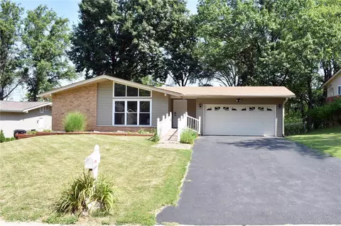 11145 Will Rogers Dr, Saint Louis, MO 63146