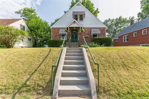 1029 Jackson St, Saint Charles, MO 63301