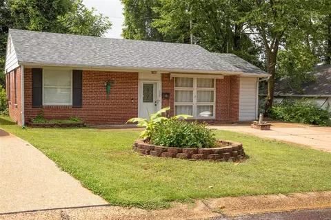 635 Majesty Ct, Bella Villa, MO 63125