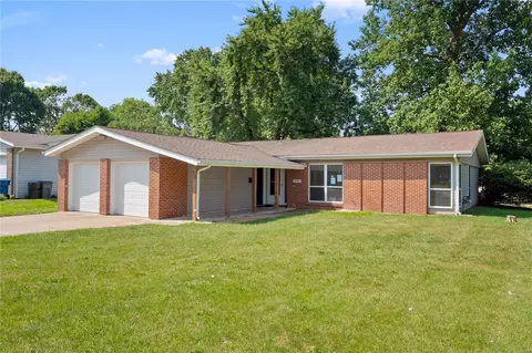 498 Coach Light Ln, Hazelwood, MO 63042