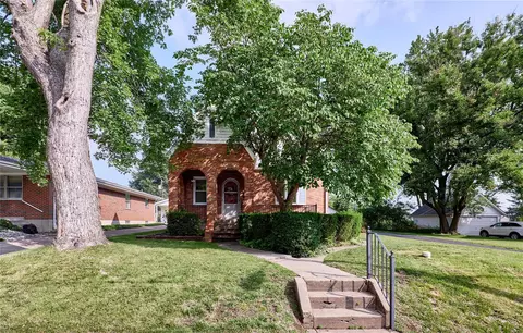 529 Lindenwood Ave, Saint Charles, MO 63301