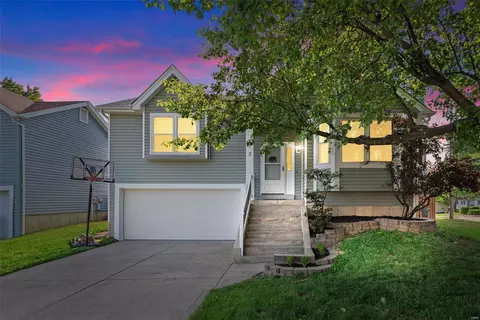 2 Kingspointe Dr, Saint Peters, MO 63376